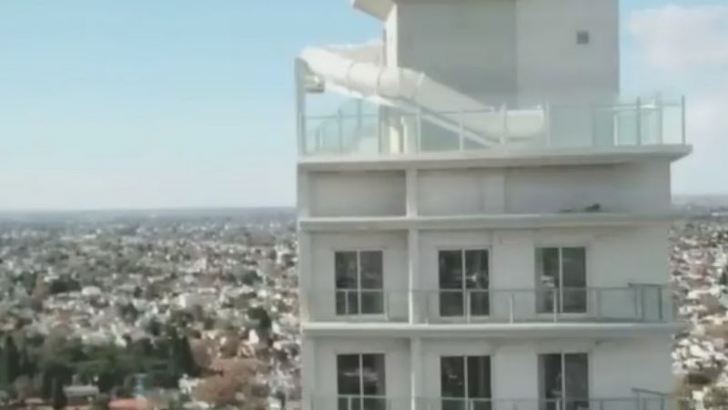 Edificio tiene un tobogán acuático en el piso 28