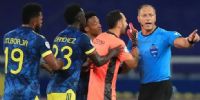 TODO COLOMBIA protestó por la pelota que rebotó en el cuerpo del árbitro argentino y habilitó el ataque para el primer gol de Brasil.