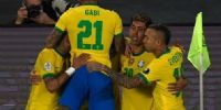 FIRMINO recibe las felicitaciones de sus compañeros tras el empate para Brasil.