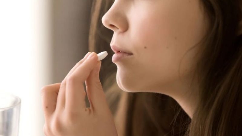 ¿Puedo tomar analgésicos antes o después de recibir la vacuna contra el COVID-19?