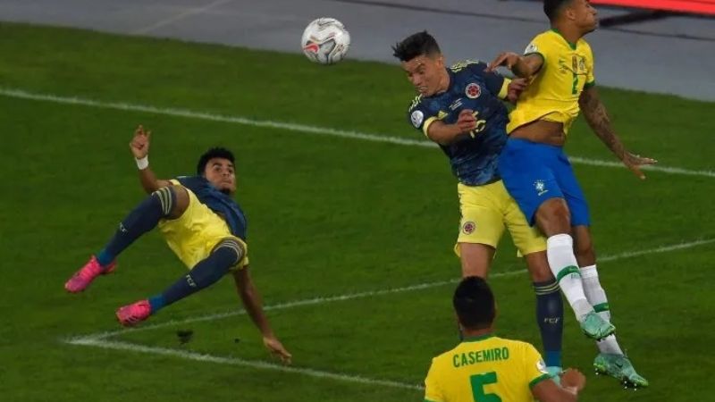 A Brasil le salió el tiro del final y venció 2-1 a Colombia