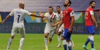 SAMUDIO festeja su gol, el primero de Paraguay, con un soberbio cabezazo.