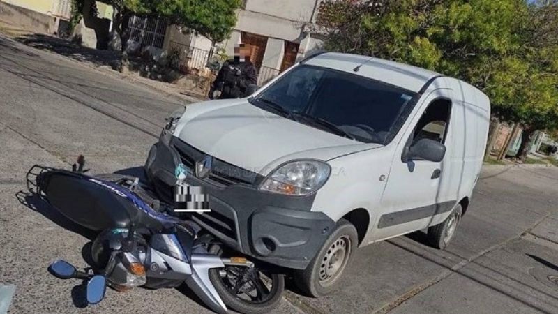 Chocaron una Kangoo y una moto