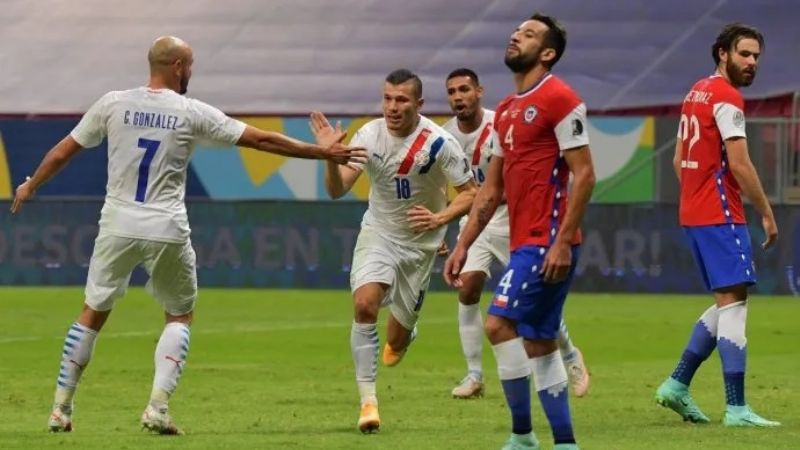 Paraguay venció 2-0 a Chile y es escolta de la Argentina