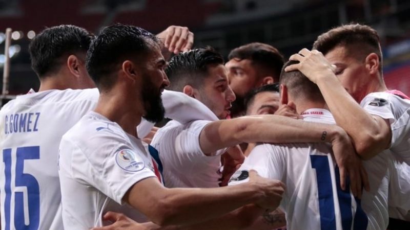 Paraguay venció 2-0 a Chile y es escolta de la Argentina