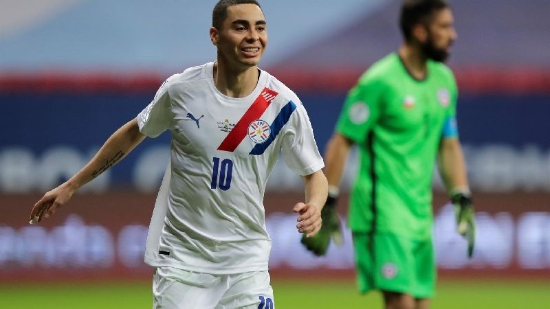 Paraguay venció 2-0 a Chile y es escolta de la Argentina