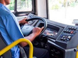 Se profundiza la crisis del transporte: aumentos de boletos, suspensiones y salarios en cuotas