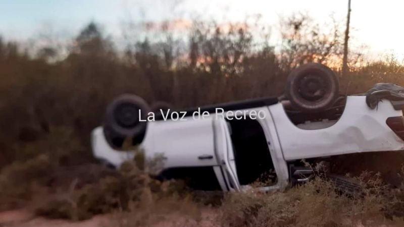 Camioneta volcó en el trayecto de El Quimilo a Recreo