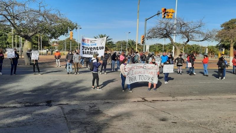 Movimientos sociales se manifiestan frente al CAPE