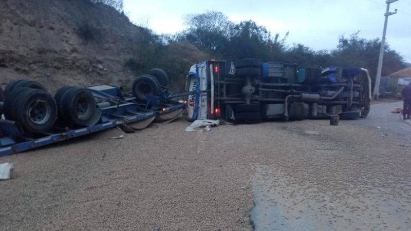 Volcó un camión cerca de La Merced