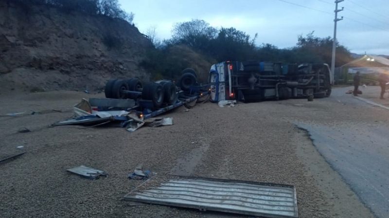 Volcó un camión cerca de La Merced