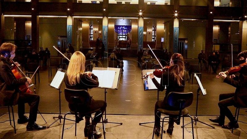 Fernández encabeza una ceremonia en memoria de los muertos por coronavirus