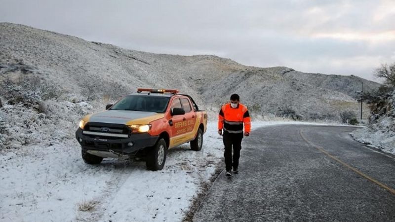 Por la nieve, recomiendan no circular por los caminos de montaña