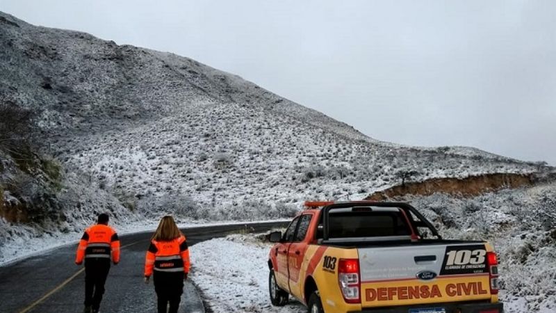 Por la nieve, recomiendan no circular por los caminos de montaña