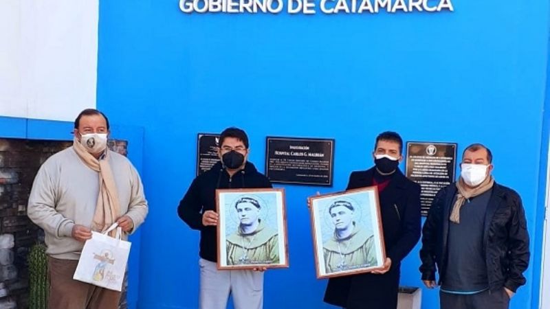 Obsequiaron retratos de Esquiú al hospital Malbrán