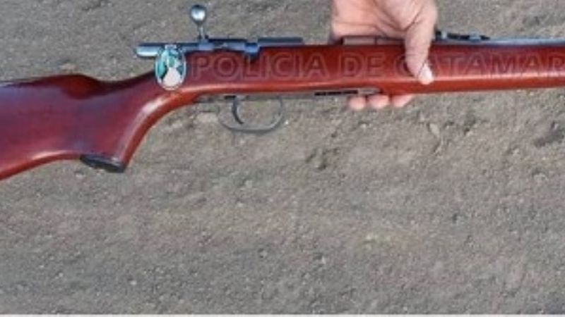 Circulaban fuera del horario permitido y con un rifle