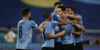 URUGUAY festeja el gol de penal de Cavani, que metió a la 