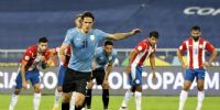EDISON CAVANI ejecutando el penal que le daría la victoria a Uruguay.