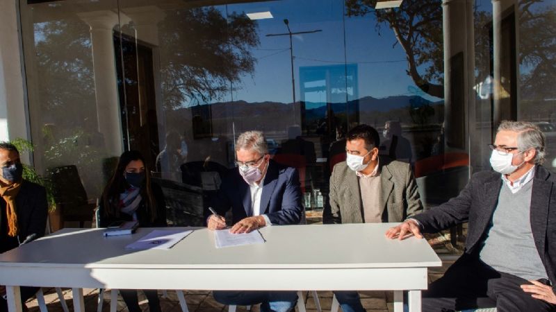 Jalil firmó el convenio con Pomán para construir el nuevo hospital