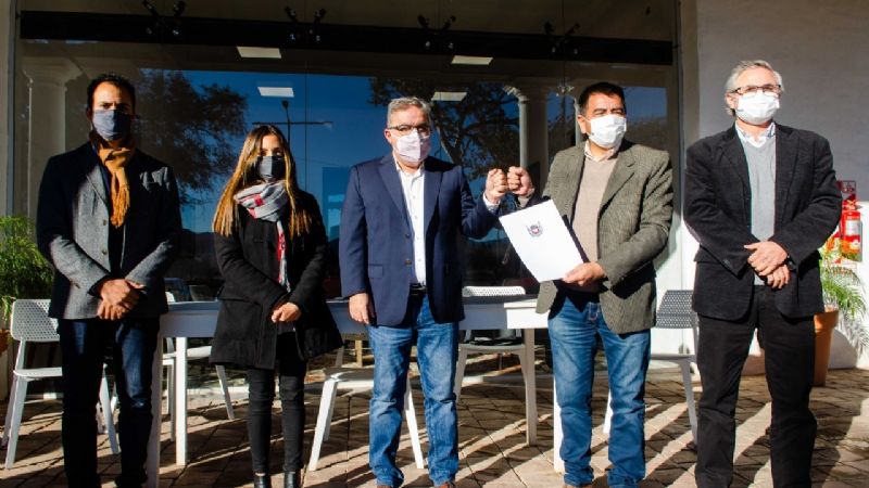 Jalil firmó el convenio con Pomán para construir el nuevo hospital