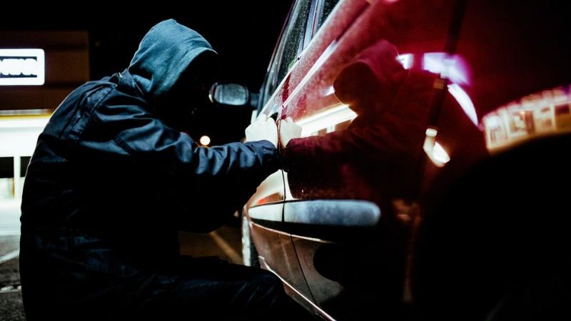 Atrapan a un joven que intentó romper la ventanilla de un auto