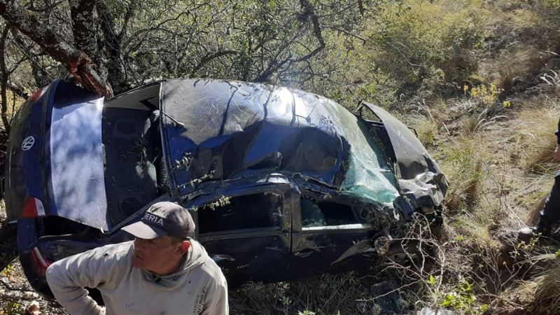 Se desbarrancó un auto en la cuesta de Los Angeles