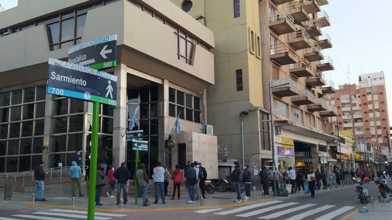 Largas colas en el Banco Nación