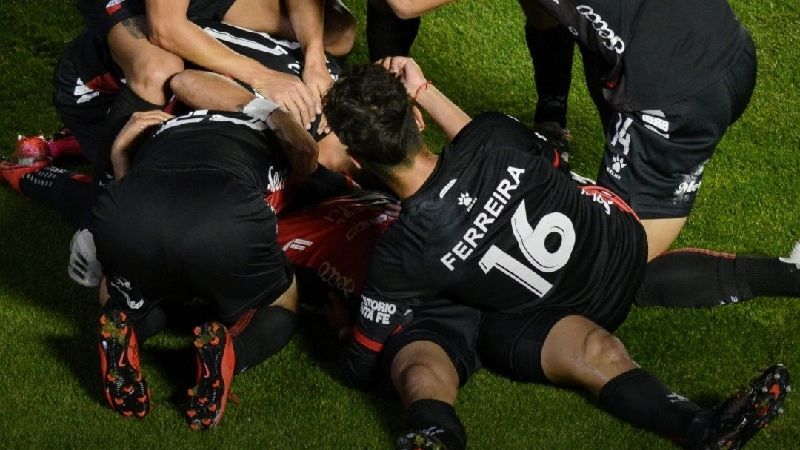 Histórico: Colón goleó 3-0 a Racing y se consagró campeón