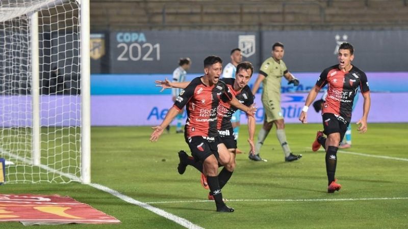 Histórico: Colón goleó 3-0 a Racing y se consagró campeón