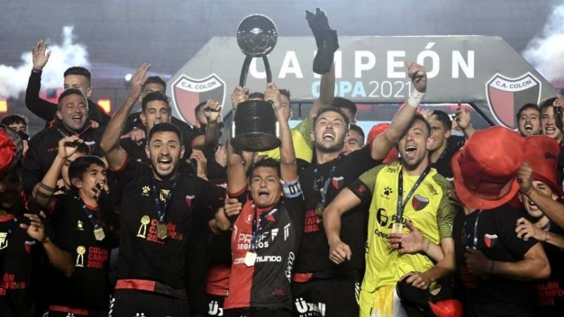 Histórico: Colón goleó 3-0 a Racing y se consagró campeón