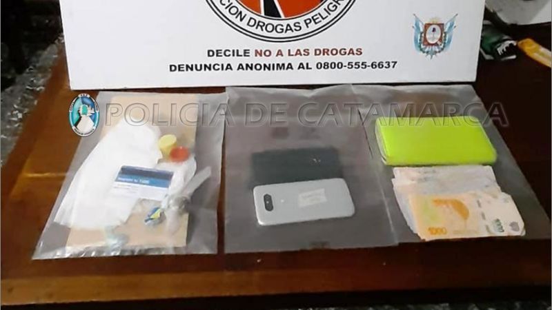 Dos detenidos con droga, dinero en efectivo y otros elementos