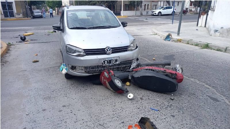 Chocaron una moto y un auto en la capital