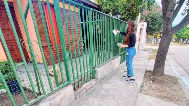 Entrega de barbijos en los barrios de la capital