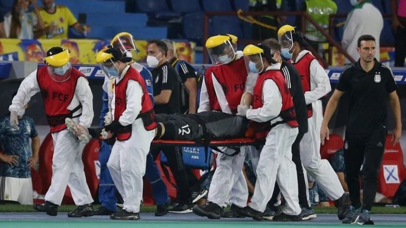 El arquero Emiliano Martínez sufrió un fuerte golpe