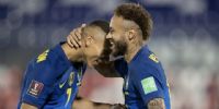 NEYMAR saluda a Paquetá, autor del segundo gol para Brasil.