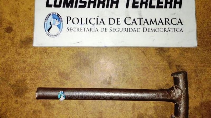 Agredió a un hombre con un martillo