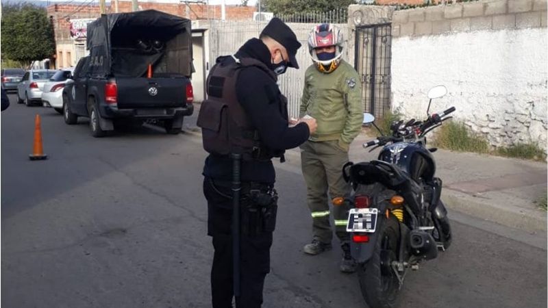 En controles, retienen 85 vehículos por infracciones