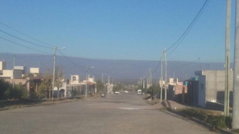 Descubren a ladrones robando moldes para cordones en Valle Chico