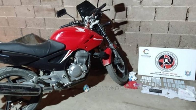 Allanamiento positivo: secuestran droga, una motocicleta y dos detenidos