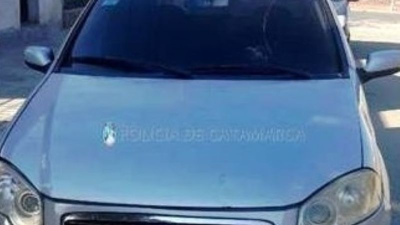 Robaron camisetas argentinas en un puesto callejero y fueron aprehendidos
