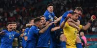 ITALIA se abraza a Gianluigi Donnarumma, tras la conquista de la Eurocopa, después de 53 años.