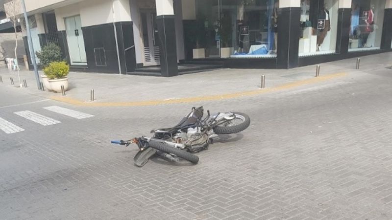 Utilitario chocó contra una moto en pleno centro