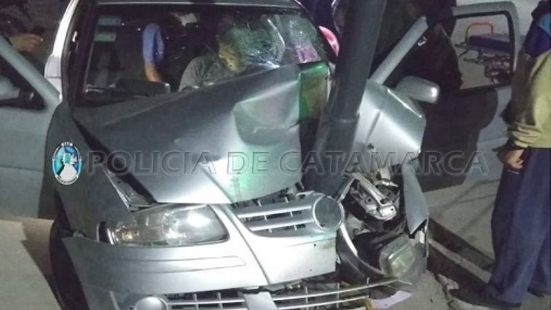 Chocó violentamente contra un poste de luz