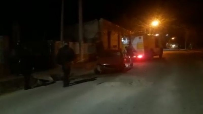 Auto impactó contra una rampa