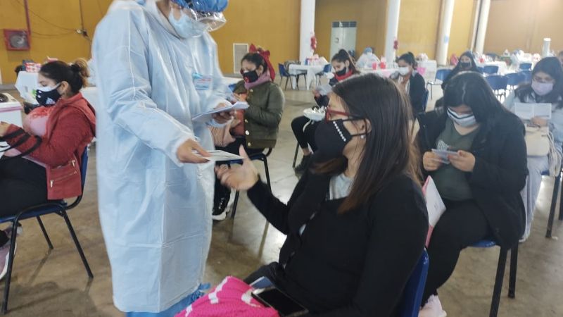 Continúa la vacunación a personas gestantes