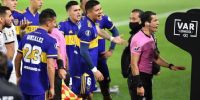 EL COLOMBIANO ROJAS observa el VAR la jugada del gol anulado a Boca.
