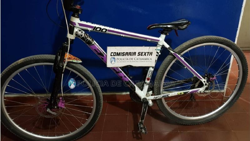 Denunció que le robaron la bicicleta a su hijo y policías la recuperaron