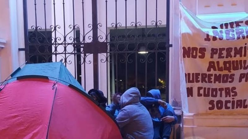 Usurpadores montaron carpas frente al Municipio