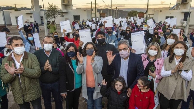 Corpacci y Jalil entregaron viviendas