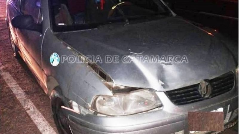 Arreglaba la moto al costado de la ruta y fue embestido por un auto